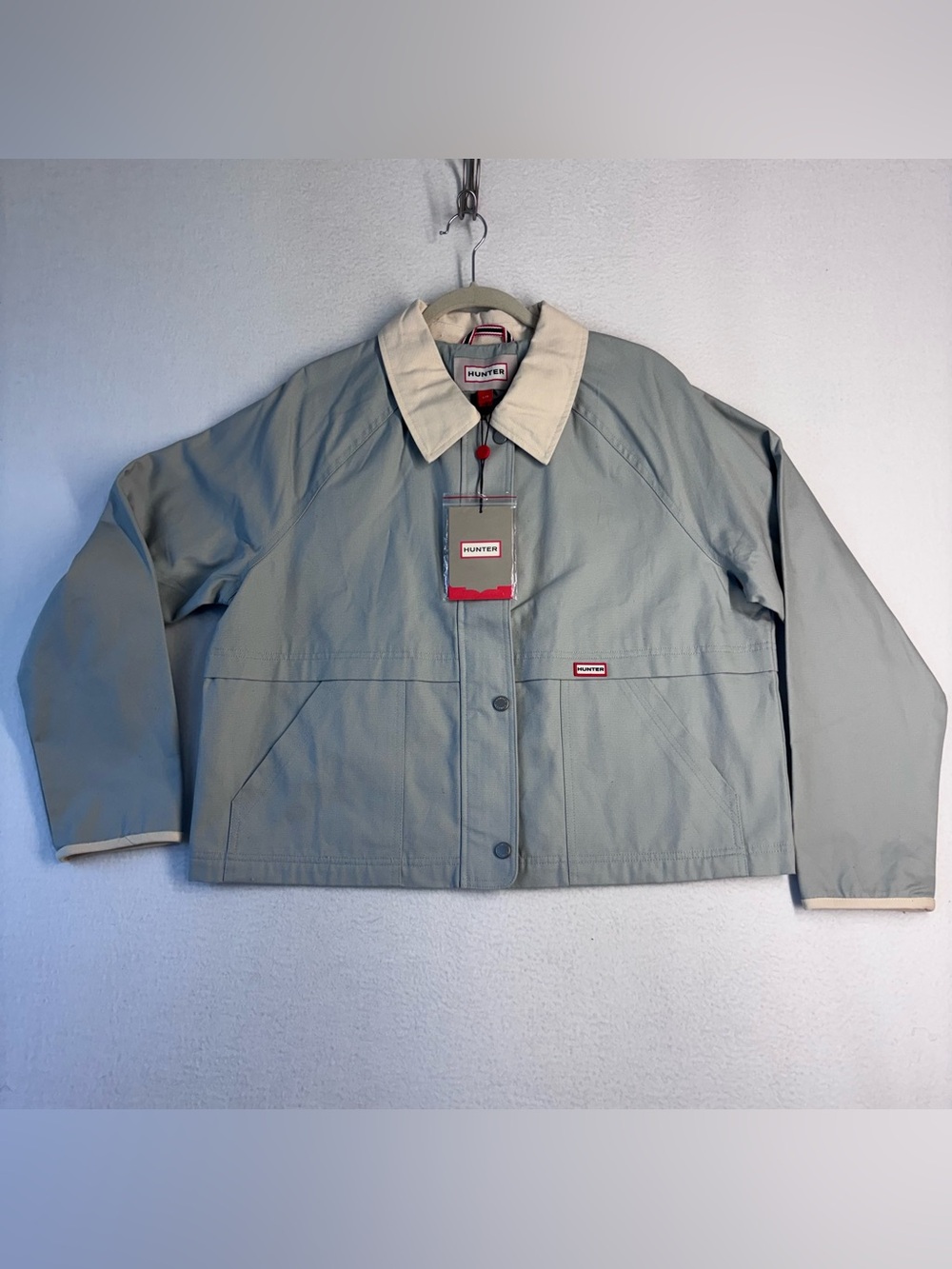 Hunter Short Barn Jacket Light Green
Collar, Zipper and Snaps